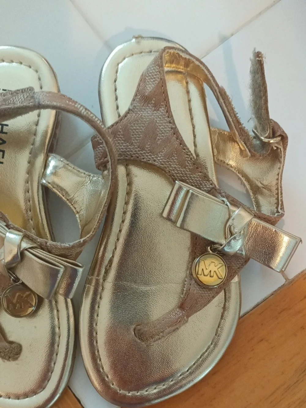 Michael Kors Kids Metallic Gold Bow Thong Sandals Baby size 8
